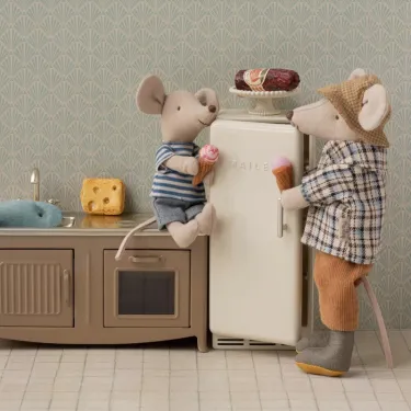 Grand-père souris Maileg dans sa cuisine