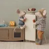 Grand-père souris Maileg dans sa cuisine