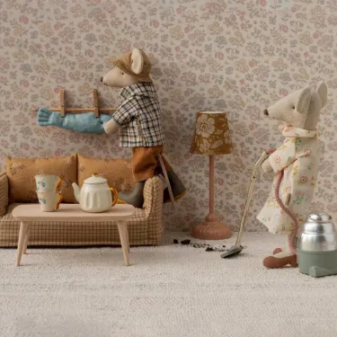 Grand-père souris Maileg en train de bricoler dans son salon avec grand-mère souris Maileg