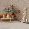 Grand-père souris Maileg en train de bricoler dans son salon avec grand-mère souris Maileg