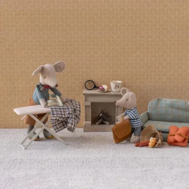 Grand-père souris Maileg repasse sa chemise sur la table à repasser