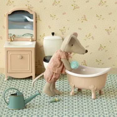 Souris Maileg dans sa salle de bain en train de préparer son bain dans sa baignoire Rose émaillée