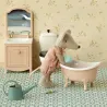 Souris Maileg dans sa salle de bain en train de préparer son bain dans sa baignoire Rose émaillée