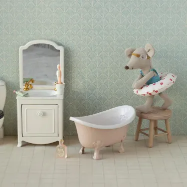 Souris Maileg va plonger avec sa bouée dans sa baignoire rose émaillée