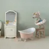 Souris Maileg va plonger avec sa bouée dans sa baignoire rose émaillée