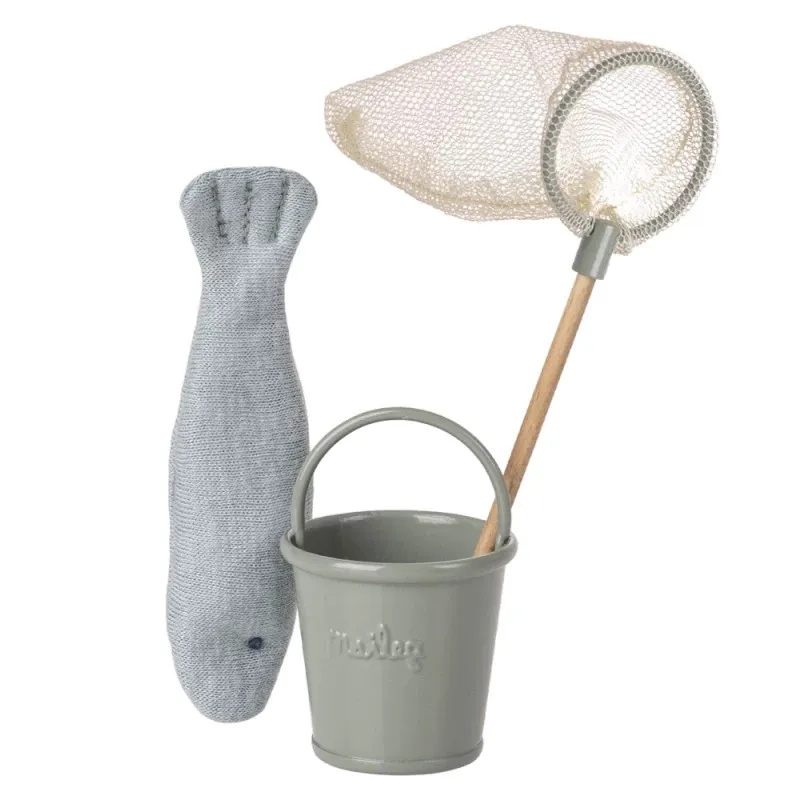 Set de pêche pour souris Maileg, avec poisson en tissu, seau en métal et épuisette