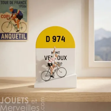 Miniature de borne kilométrique D974 Mont Ventoux, avec cycliste miniature sur le vélo, décor lumineux sur une étagère.