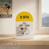 Miniature de borne kilométrique D974 Mont Ventoux, avec cycliste miniature sur le vélo, décor lumineux sur une étagère.