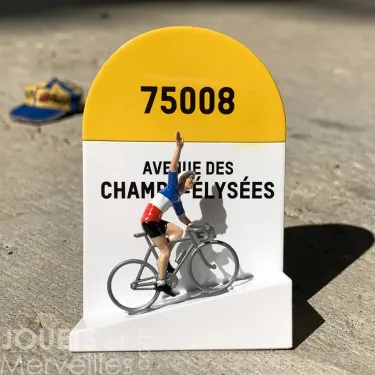 Borne kilométrique jaune et blanche avec le code 75008, affichant “AVENUE DES CHAMPS-ÉLYSÉES” et une miniature de cycliste sur un vélo.