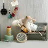 Chef cuisinier souris Maileg se repose allongé en cuisine sur un banc