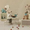 Chef cuisinier souris Maileg sert un plat à table, cuisinière en arrière plan