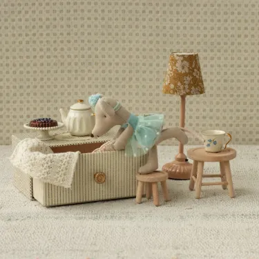 Petite souris danseuse qui prépare son lit à tiroir Maileg, avec 2 tabourets, une lampe, ambiance de chambre.