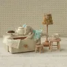 Petite souris danseuse qui prépare son lit à tiroir Maileg, avec 2 tabourets, une lampe, ambiance de chambre.