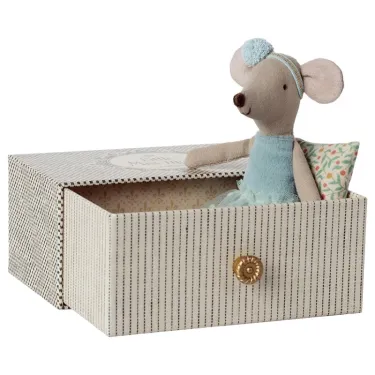 Petite souris danseuse dans son lit à tiroir Maileg ouvert, la souris se repose assise dans son lit.