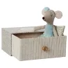 Petite souris danseuse dans son lit à tiroir Maileg ouvert, la souris se repose assise dans son lit.