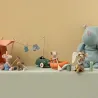 Bateau pneumatique pour souris Maileg et sa souris avec son gilet de sauvetage qui rame. Décor Maileg avec pêcheur, campeur et peluche bleue.