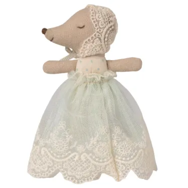 Bébé souris Maileg avec robe Vert menthe, vue arrière et yeux fermés