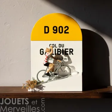 Borne kilométrique Bernard et Eddy - cycliste miniature en train d’escalader, inscription D 902 et Gol du Galibier en arrière-plan.