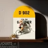 Borne kilométrique Bernard et Eddy - cycliste miniature en train d’escalader, inscription D 902 et Gol du Galibier en arrière-plan.