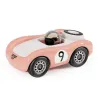 Voiture de course Viglietta Playforever Dottie, design vintage rose clair avec pilote et pneus noirs, numéro 9.