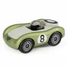 Voiture de course Viglietta Playforever Birdy, design vintage en vert olive avec casque bronze et numéro 8 sur le flanc.