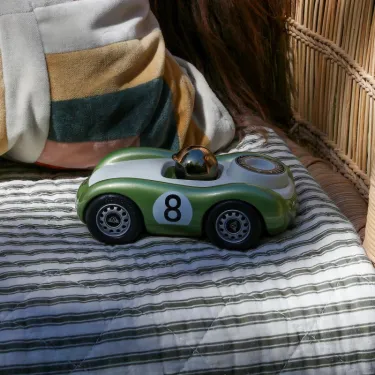 Voiture de course Viglietta Playforever Birdy verte sur un drap rayé, numéro 8, capot blanc et pilote casqué bronze réfléchissant.