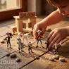 Tubo LUCKY LUKE - 7 figurines Plastoy : enfant jouant avec des figurines western Cowboys dans une scène saloon en bois.