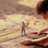 Jouet Tubo LUCKY LUKE – 7 figurines Plastoy: cowboy miniature en bois sur planche, prêt à être manipulé par un enfant.
