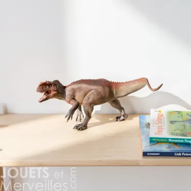 Yangchuanosaure, figurine dinosaure PAPO 55100 posée sur une table en bois, gueule ouverte en posture de marche.