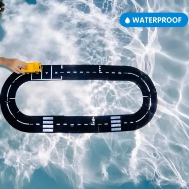 Circuit de route flexible Waytoplay sur fond d'eau, avec petit camion jaune en action, coffret de 16 pièces routes nationales, mention Waterproof.