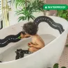 Enfant jouant dans une baignoire avec un circuit de route flexible Waytoplay en noir et blanc autour des bords, coffret Autoroute 24 pièces.