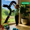 Jeu d’enfant avec le circuit de route flexible Waytoplay en coffret Autoroute 24 pcs, enfant près d’une porte-fenêtre en intérieur jouant sur la vitre.