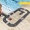 Circuit de route flexible Waytoplay, coffret King of Road 40 pcs posé au sol près de la piscine, enfant jouant avec les pièces. Waterproof.