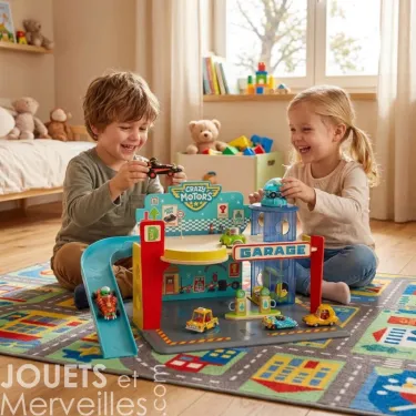Enfants qui jouent avec un garage en bois Crazy Motors DJECO 5495 sur un tapis lumineux, voitures miniatures et rampe inclinée dans une chambre lumineuse.