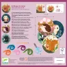 Coffret enfilage laine “Petit pas avec du fil” DJECO 0078 avec pelotes de laine colorées, ciseaux et feutrine sur fond violet, illustrations d’animaux et instructions multilingues.