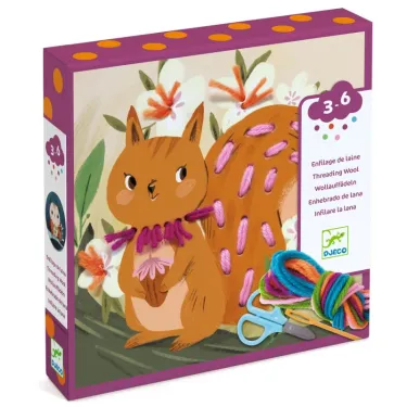 Coffret enfilage laine « Petit pas avec du fil » DJECO 0078 pour enfants 3–6 ans, image d’un écureuil décoré avec des pelotes colorées et outils d’enfilage.