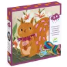 Coffret enfilage laine « Petit pas avec du fil » DJECO 0078 pour enfants 3–6 ans, image d’un écureuil décoré avec des pelotes colorées et outils d’enfilage.