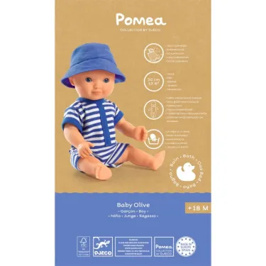Poupée baigneur garçon « Baby Olive » POMEA de Djeco, vêtue d’un T-shirt et short rayés bleu, chapeau bleu, assise sur fond beige et bleu, dimensions 32 cm.