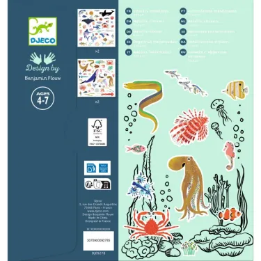 Stickers métallisés "Océan" Djeco 9278 montrant des motifs marins colorés (poissons, méduses, poulpe, crevettes et algues) sur fond bleu-vert, prêt à décorer.