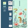 Stickers métallisés "Océan" Djeco 9278 montrant des motifs marins colorés (poissons, méduses, poulpe, crevettes et algues) sur fond bleu-vert, prêt à décorer.