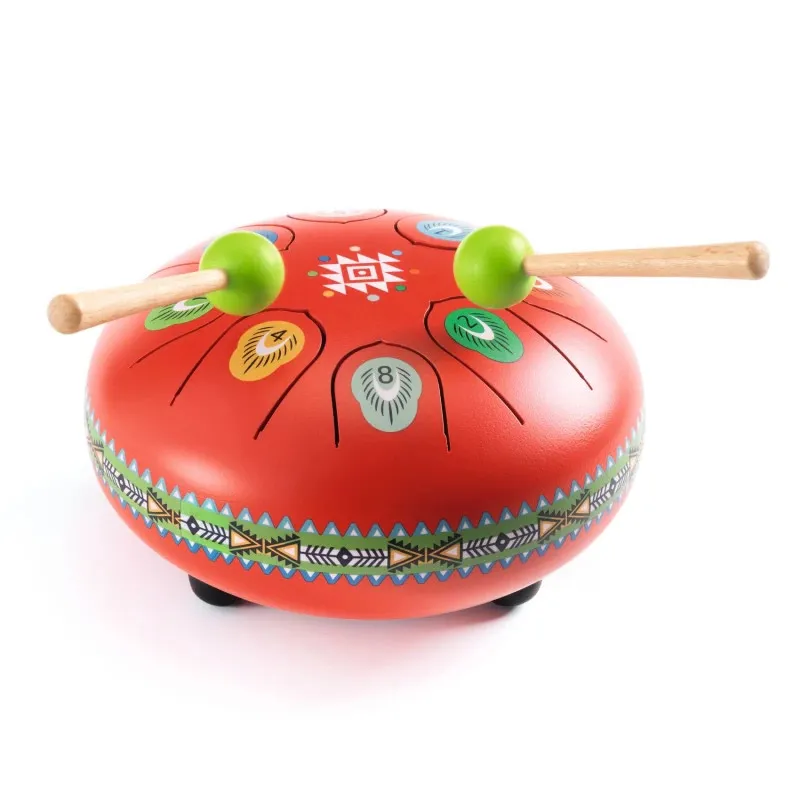 Tambour à languettes DJECO 6039 rouge décoré de motifs colorés, deux baguettes en bois avec patin.