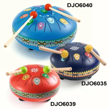Trois tambours Drum métalliques DJECO 6039, 6039 et 6040 colorés, avec baguettes et motifs décoratifs.