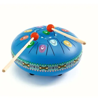 Gros tambour à languettes bleu métallique DJECO 6040, avec deux baguettes et motifs colorés sur le bord.