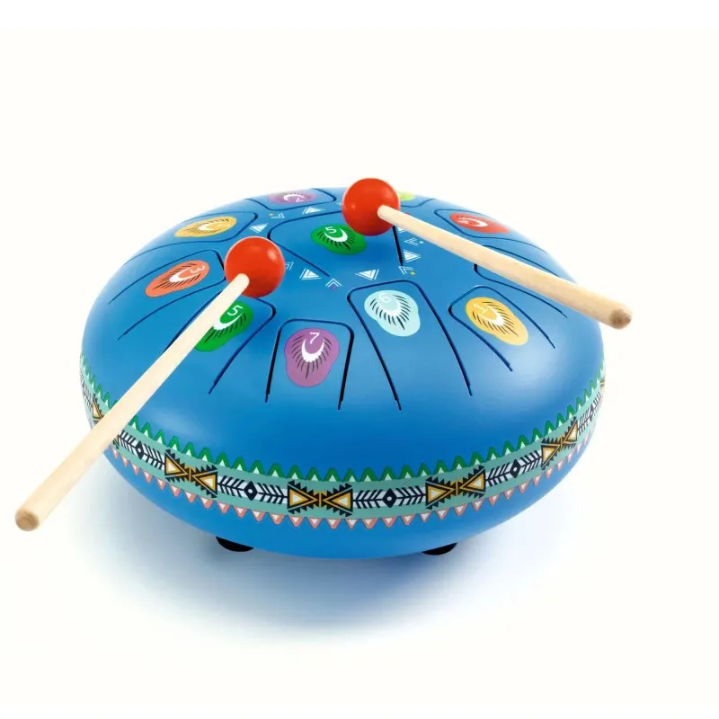 Gros tambour à languettes bleu métallique DJECO 6040, avec deux baguettes et motifs colorés sur le bord.