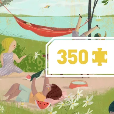 Aperçu d’un puzzle DJECO 350 pièces « A Summer's Day » montrant des enfants au bord d’une plage avec chaises longues, eau et cerfs-volants.