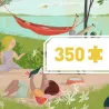 Aperçu d’un puzzle DJECO 350 pièces « A Summer's Day » montrant des enfants au bord d’une plage avec chaises longues, eau et cerfs-volants.
