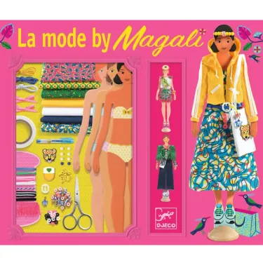 Coffret atelier de mode DJECO 9336 : poupée mannequin vêtue d’une robe colorée, accessoires et vêtements miniatures à côté.