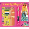 Coffret atelier de mode DJECO 9336 : poupée mannequin vêtue d’une robe colorée, accessoires et vêtements miniatures à côté.
