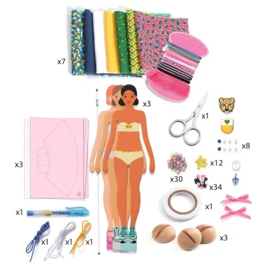 Coffret "La mode by Magali - Coffret atelier de mode DJECO 9336" avec silhouette en maillot bikini, planches et tissus colorés, outils couture (ciseaux, ruban, élastiques), œufs décoratifs et accessoires mode.