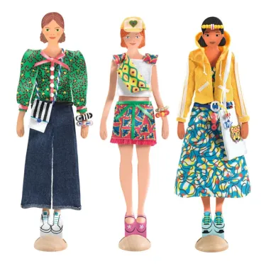Trois figurines en outfits colorés de la collection La mode by Magali - Coffret atelier de mode DJECO 9336, style varié et audacieux.